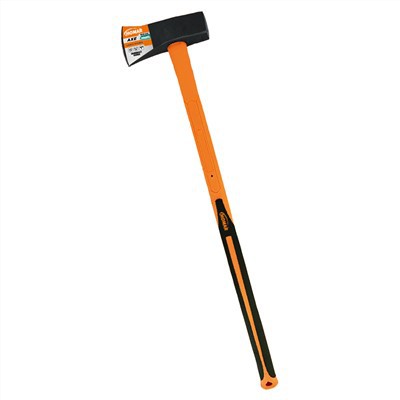 Tulikirves pitkällä puisella kahvalla